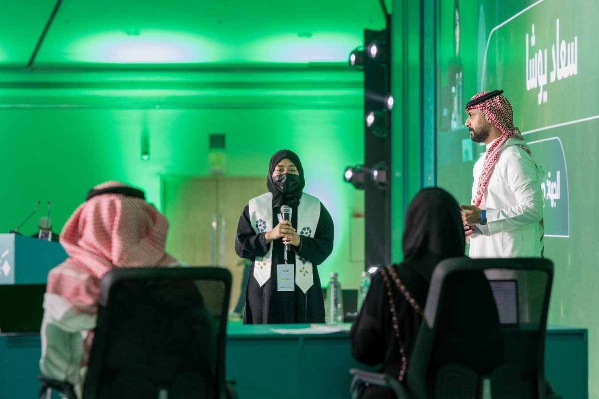 مشاركون في فعاليات مسابقة حرف